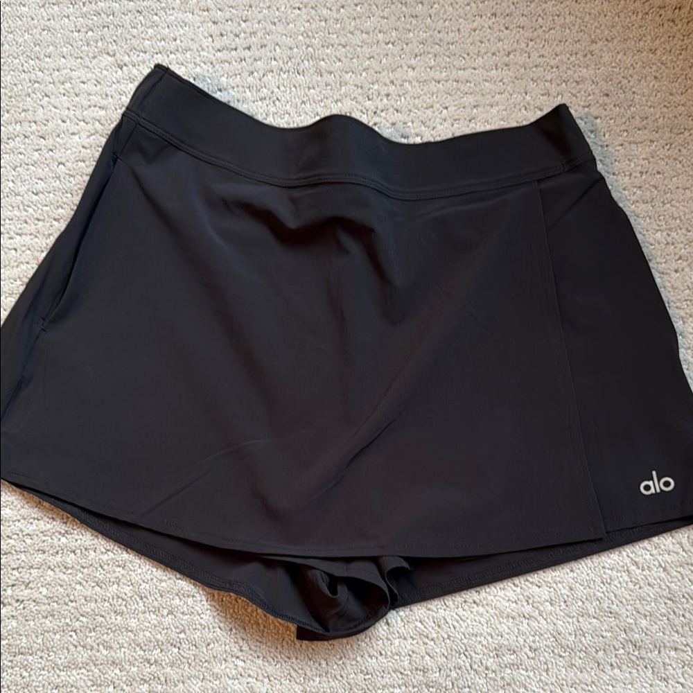ALO Yoga Women's Black Shorts

Alo Clubhouse skirt with shorts!!!

Size Small-